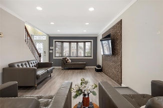 82-30 266th St, Floral Park, NY 11004