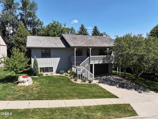 516 Portage Dr, Bismarck, ND 58503