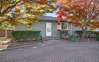 14 Muncey Rd, Bay Shore, NY 11706