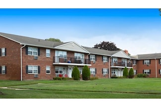 81 Bowling Ln Unit 67-D, Levittown, NY 11756