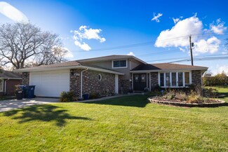 8824 Pleasant Ave, Hickory Hills, IL 60457