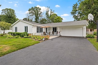 75 Hemlock Woods Ln, Rochester, NY 14615