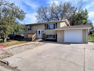 209 W 7th St, Redfield, SD 57469