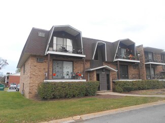 1439 Carriage Ln, Westmont, IL 60559