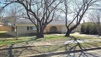 304 Lochness Ct, Benbrook, TX 76126