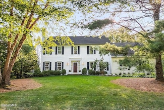 25 Columbine Dr, Glenmont, NY 12077