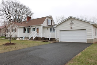 25 Lafond Dr, Chicopee, MA 01020