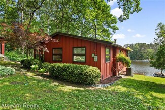 6600 W Shore Dr, Weidman, MI 48893
