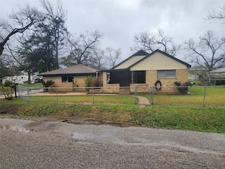 1165 Lake St, Clute, TX 77531