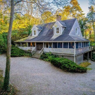 17 Redgate Ln, Falmouth, MA 02540