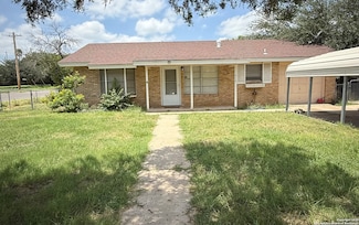 610 S 8th St, Carrizo Springs, TX 78834