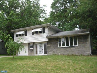 528 Hollywood Dr, Magnolia, NJ 08049