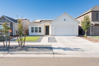 2608 W Heather Ln, Hanford, CA 93230