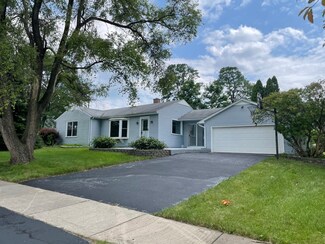 7 E Goebel Dr, Lombard, IL 60148