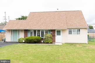 81 Queen Lily Rd, Levittown, PA 19057