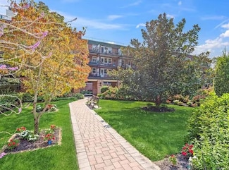 32 Pearsall Ave Unit 1G, Glen Cove, NY 11542