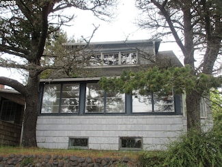328 6th Ave, Seaside, OR 97138