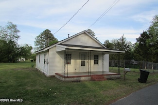 714 Bunting St, Clinton, NC 28328