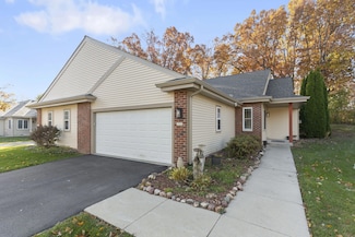 1337 E Buckwood Dr, Oak Creek, WI 53154