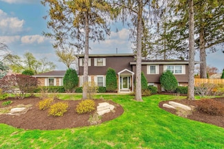 1137 Pine Tree Ln, Libertyville, IL 60048