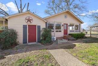 108 N Ponsard St, Troup, TX 75789