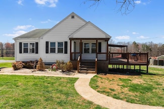 9521 Blue Ridge Dr, Hurt, VA 24563