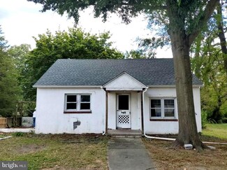 306 State St, Elmer, NJ 08318