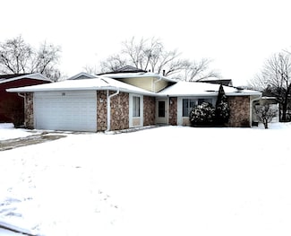 16 Highbury Dr, Elgin, IL 60120