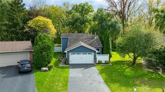 32 Jacaranda Ct, Penfield, NY 14526