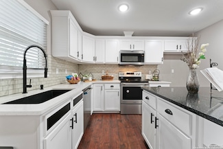 102 W Co Road 5719, Devine, TX 78016