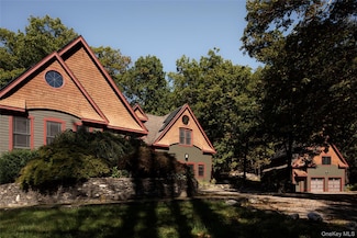 15 Old Farm Rd, Rhinebeck, NY 12572