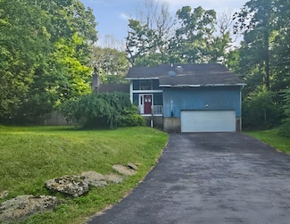 6 White Oaks Rd, Hyde Park, NY 12538