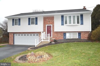 30 Blue Jay Dr, Stevens, PA 17578