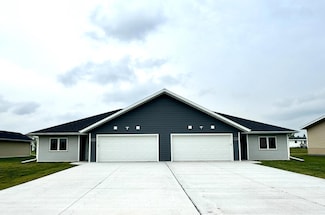 512 Garfield St SE, Warroad, MN 56763