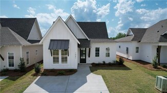 1010 Crossing Ct E, Valley, AL 36854