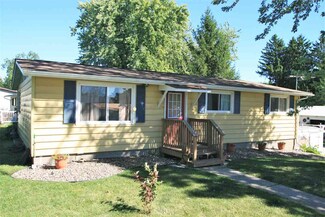 833 4th St NW, Waukon, IA 52172