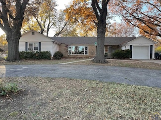 1129 SW Prairie Rd, Topeka, KS 66604