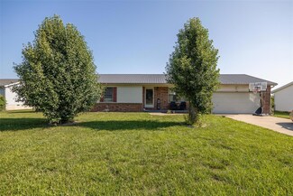 1041 Troutman Dr, Lebanon, MO 65536