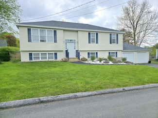 52 Mechanic St, Winterport, ME 04496