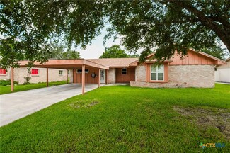 609 Jackson St, Edna, TX 77957