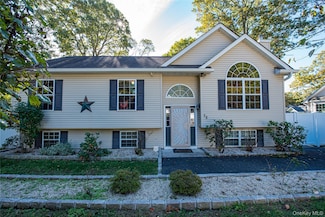 72 Clinton Ave, Mastic, NY 11950