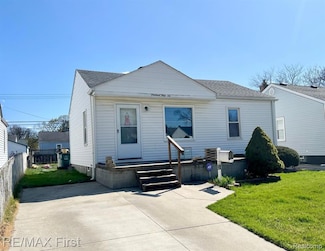 1452 E Madge Ave, Hazel Park, MI 48030