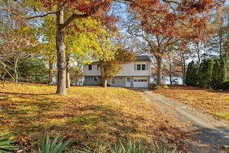 12 Nye Ln, Buzzards Bay, MA 02532