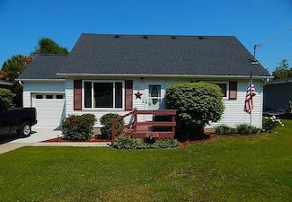 921 Curtis Ave, Petoskey, MI 49770