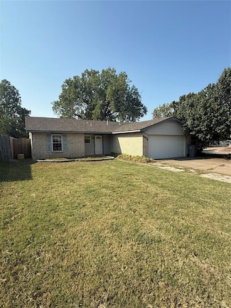 2901 NE Lakeview Cir, Lawton, OK 73507