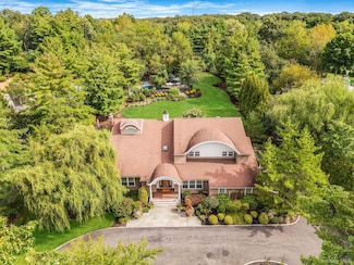 43 Cabriolet Ln, Melville, NY 11747