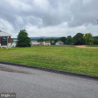 11 W Crestlyn Dr, York, PA 17402