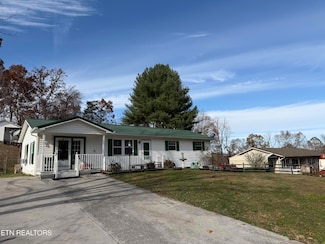 310 Hollifield Dr, Jacksboro, TN 37757