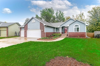 8618 W Oak Ridge Cir, Wichita, KS 67205
