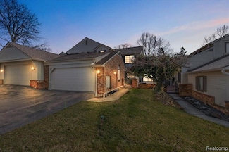 6906 Pebblecreek Woods Dr, West Bloomfield, MI 48322